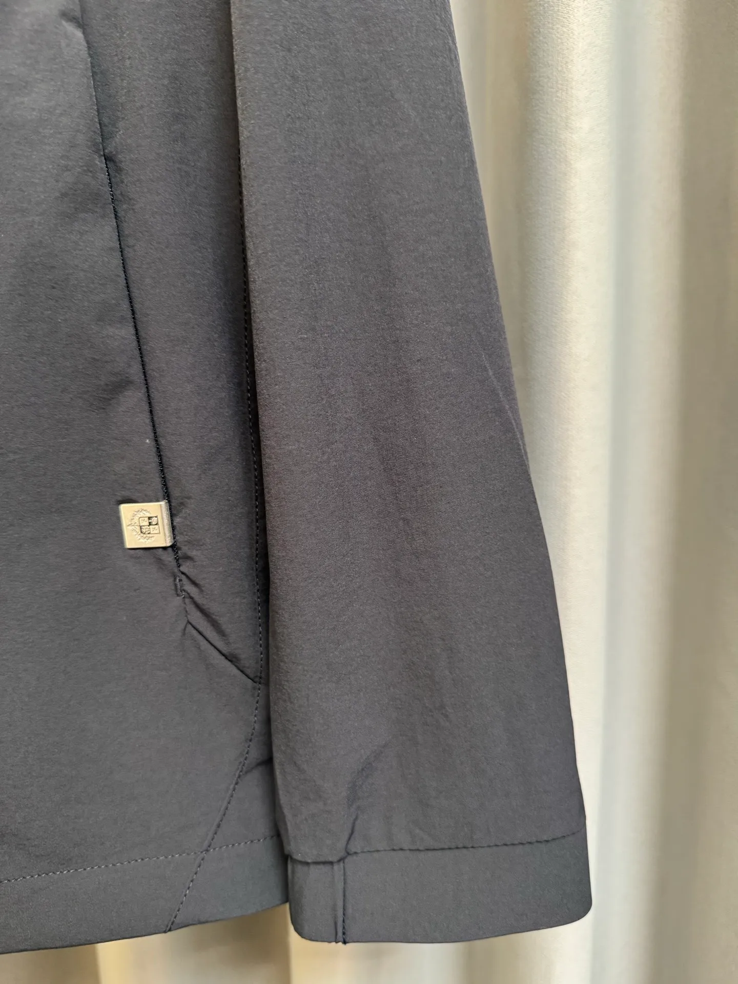 [Premium Replica] Loro Piana 26fw LP Early Autumn New Arrival Metal Logo Brand Hooded Jacket (Gray Black) Top Edition Customized fabric in the cabinet Breathable, high comfort, impeccable details, brand element design concept, reflecting high quality. It feels delicate and soft! Presenting casual tailoring, it can be used for business, old money or leisure. It has three complete standards. Look for the correct version. Size: m/l/xl/xxl/xxxl